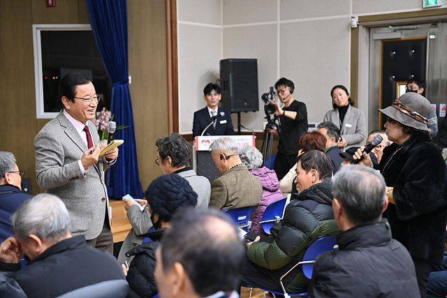 이현재 하남시장은 11일 미사2동 행정복지센터에서 열린 주민과의 대화에서 "시민들께서 지하철 9호선을 한시라도 더 빠르게 이용할 수 있도록 지하철 개통 시기를 앞당기도록 노력하겠다"고 밝히고 있다. 하남시 제공