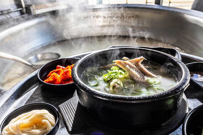 부산 '화남정돼지국밥'. 돼지뼈를 3시간 가량 끓인 육수에 특수 부위인 항정살을 듬뿍 넣는다. /이신영 영상미디어 기자