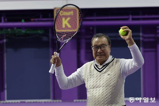 김문일 대표가 서울 구로구 고척동 귀뚜라미그린테니스코트에서 양 팔을 들어 올리며 활짝 웃고 있다. 변영욱 기자 cut@donga.com