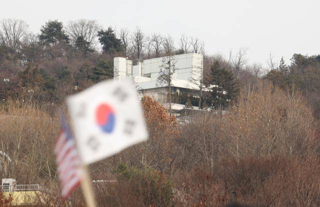 법원이 윤석열 대통령에 대한 체포영장을 재발부해 공조수사본부 차원의 영장 2차 집행 시도가 초읽기에 들어간 8일 서울 용산구 한남동 대통령 관저 밑에서 열린 보수단체 집회에서 태극기와 성조기 뒤로 관저가 보이고 있다. 연합뉴스