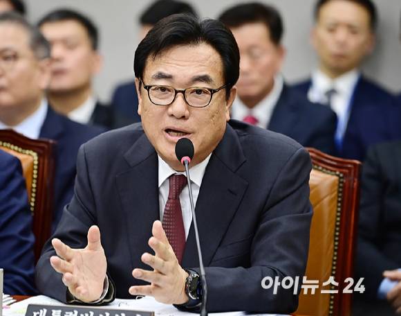 정진석 대통령실 비서실장이 지난해 11월 1일 서울 여의도 국회에서 열린 운영위원회의 대통령비서실, 국가안보실, 대통령경호처 국정감사에서 의원 질의에 답변하고 있다. [사진=곽영래 기자]