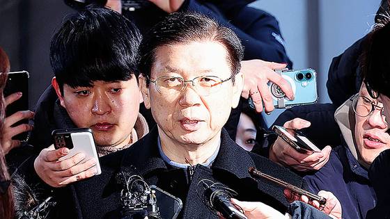 윤석열 대통령에 대한 체포영장 집행을 방해한 혐의(특수공무집행방해)로 입건된 박종준 대통령 경호처장이 10일 오전 서울 서대문구 국가수사본부로 출석하며 입장을 밝히고 있다. 뉴스1