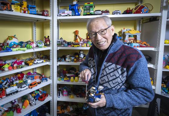 김종일 키니스 장난감 병원 이사장이 장난감을 수리하고 있다. 그는 “저출생·고령화 시대에 장난감 기부가 늘었으면 좋겠다”고 말했다. 김상선 기자