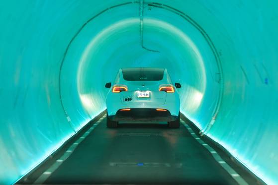 미국 네바다주 라스베이거스 컨벤션센터 센트럴 홀 베가스 루프 정류장에서 출발한 베가스 루프(Vegas Loop). 일론 머스크가 미국의 극심한 도심 교통 체증을 완화하기 위해 고안한 베가스 루프는 길이 2.73㎞의 미래형 교통 시스템으로 전기차를 이용해 지하터널을 고속으로 이동한다. [연합뉴스]