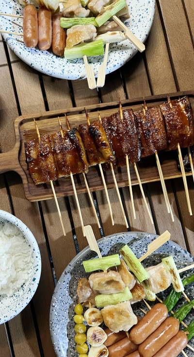 꼬치구이는 재료 준비에 따라 채식주의자도 육식주의자도 맛있게 먹을 수 있다.