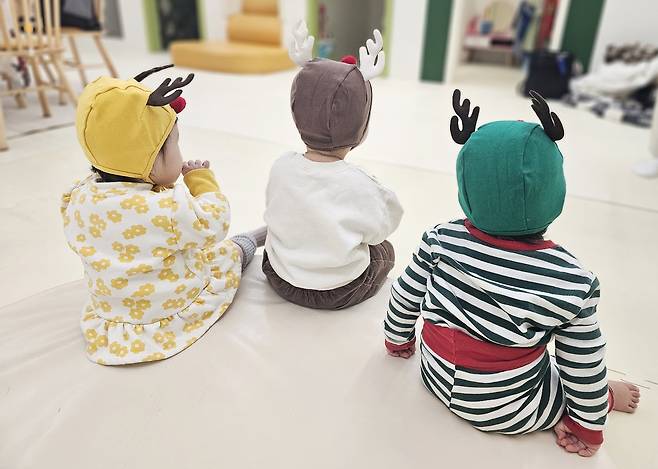 Babies sit on a round mat at a baby cafe in Eungam-dong, Eunpyeong-gu, on Dec. 23. (Choi Jae-hee / The Korea Herald)
