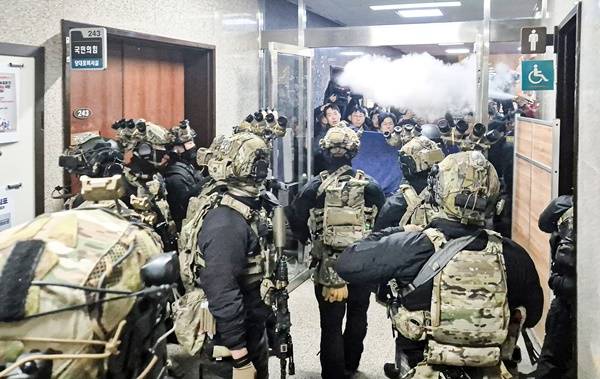 ▲ 윤석열 대통령이 지난해 12월 3일 밤 비상계엄을 선포한 가운데 지난 4일 새벽 서울 국회의사당에서 계엄군이 국회 본청으로 진입하고 있다. ⓒ연합뉴스