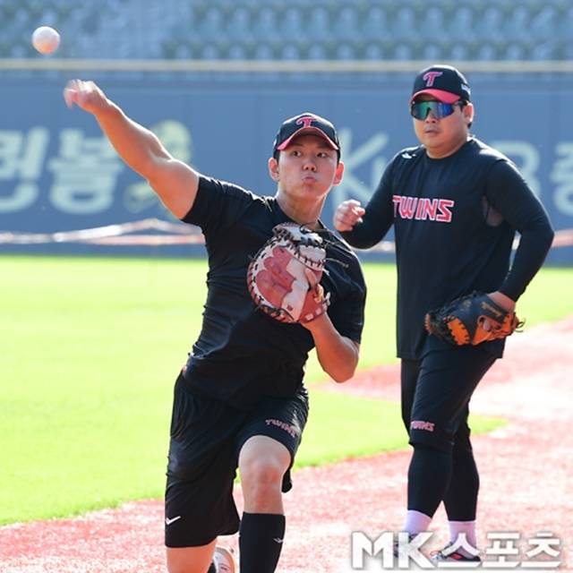 이주헌이 삼성과의 플레이오프 3차전을 앞두고 수비 훈련에 매진하고 있다. 사진=김재현 기자