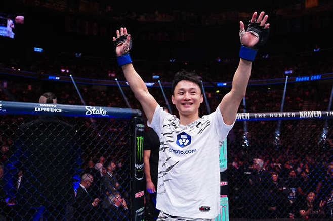 최두호가 UFC 310 메인카드 제1경기 승리 후 현장의 환호에 화답하며 퇴장하고 있다. 사진=TKO