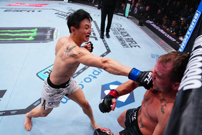 최두호가 UFC 310 메인카드 제1경기에서 네이트 렌드웨어를 공격하고 있다. 사진=TKO