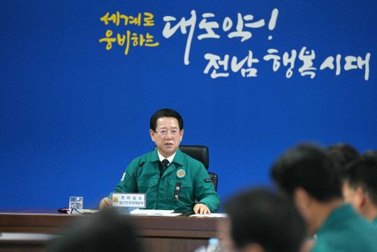 김영록 전남지사가 지난 2일 도청 재난종합상황실에서 제주항공 여객기 사고 대책회의를 주재하고 있다. 전남도청 제공