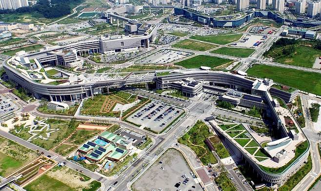 용모양의 정부세종청사 옥상정원 산책은 순성놀이 컨셉트이다.