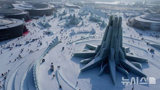 [하얼빈=AP/뉴시스] 6일 중국 헤이룽장성 하얼빈에서 열린 제41회 하얼빈 국제빙설축제를 찾은 방문객들이 대형 얼음 조각 등을 관람하고 있다. 2025.01.10.