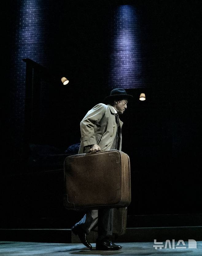 [서울=뉴시스] 연극 '세일즈맨의 죽음'. (사진=쇼앤텔플레이, T2N 미디어 제공)  photo@newsis.com *재판매 및 DB 금지