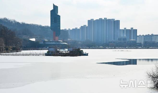 [청주=뉴시스] 서주영 기자 = 11일 충북 청주시의 명암저수지가 추위에 얼어붙어있다. 2025.01.11. juyeong@newsis.com