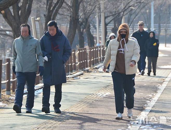 [청주=뉴시스] 서주영 기자 = 11일 충북 청주시 명암저수지 산책로에서 시민이 운동을 하고 있다. 2025.01.11. juyeong@newsis.com