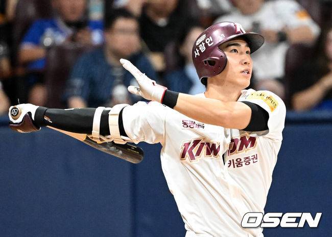 [OSEN=고척, 이대선 기자] 28일 오후 서울 고척스카이돔에서 ‘2024 신한 SOL Bank KBO리그’ 키움 히어로즈와 삼성 라이온즈의 경기가 열렸다.키움은 이종민, 삼성은 이승민을 선발로 내세웠다.5회말 무사에서 키움 이주형이 우월 솔로 홈런을 치고 있다. 2024.08.28