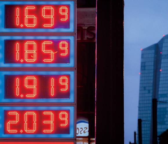 독일 프랑크푸르트에 있는 유럽중앙은행 본부 뒤에 있는 주유소에 가스 가격이 표시돼 있다. ⓒAP 연합