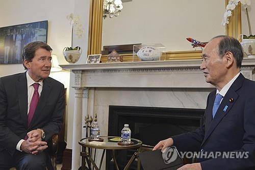 트럼프 측근 해거티 의원 만난 스가 전 일본 총리 (워싱턴 교도=연합뉴스) 스가 요시히데 전 일본 총리가 8일(현지시간) 미국 워싱턴에서 도널드 트럼프 미국 대통령 당선인의 측근으로 꼽히는 빌 해거티 연방 상원의원과 만나 이야기하고 있다. 2025.1.9 photo@yna.co.kr