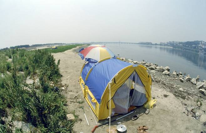 한강공원에서 텐트를 치고 야영하는 모습. 1989년 [연합뉴스 자료사진]