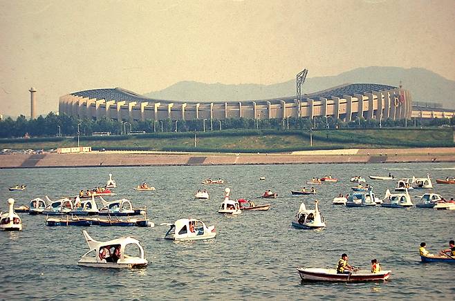 잠실지역 한강에서 보트를 타는 시민들. 1993년 [연합뉴스 자료사진]