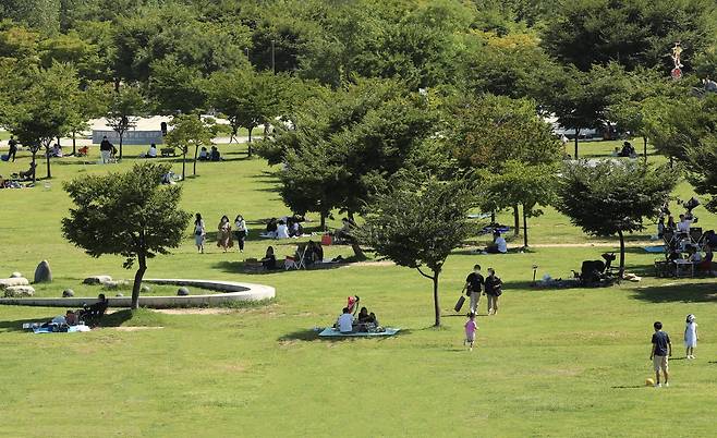 여의도 한강공원 잔디광장에서 여가를 즐기는 시민들. 2021년 [연합뉴스 자료사진]
