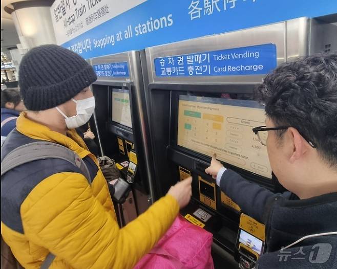 한 외국인 관광객이 인천공항 1터미널역에서 신용카드를 이용해 1회용 교통카드를 구입하고 있다. / 뉴스1