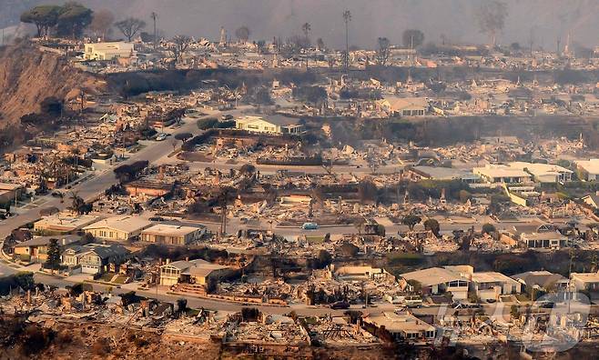 9일(현지시간) 팰리세이즈 산불이 휩쓸고 간 캘리포니아 로스앤젤레스 인근의 펏픽 팰리세이즈에서 불에 탄 주택들이 보인다. 2025.01.10 ⓒ AFP=뉴스1 ⓒ News1 우동명 기자