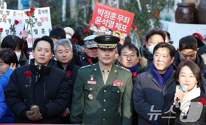 채 상병 순직 사건과 관련해 항명 및 상관명예훼손 혐의로 기소된 박정훈 전 해병대 수사단장(대령)이 9일 오전 서울 용산구 중앙지역군사법원에서 열린 1심 선고공판에 앞서 지지발언을 듣고 있다. 이날 재판부는 군 검찰이 박정훈 대령에게 적용했던 혐의 모두에 대해 무죄 판단을 내렸다. 2025.1.9/뉴스1 ⓒ News1 김명섭 기자