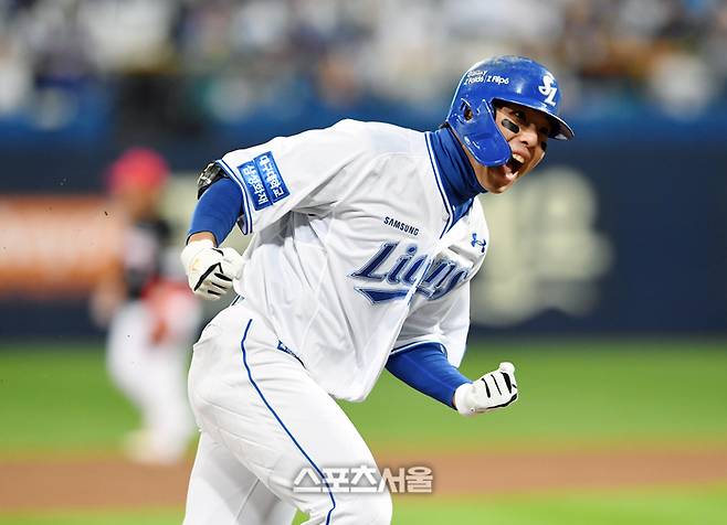 삼성 김영웅이 대구삼성라이온즈파크에서 열린 KIA와 2024 KBO 한국시리즈 3차전에서 솔로포를 때린 후 환호하고 있다. 대구 | 박진업 기자 upandup@sportsseoul.com