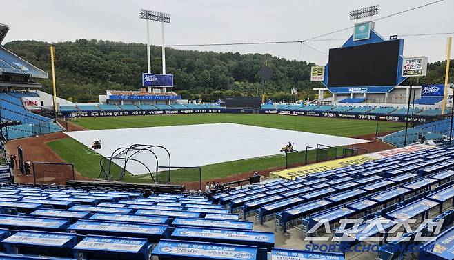 14일 대구 삼성라이온즈파크에서 PO 2차전 삼성과 LG의 경기가 열린다. 경기 전 대형방수포 깔린 라이온즈파크. 대구=송정헌 기자songs@sportschosun.com/2024.10.14/