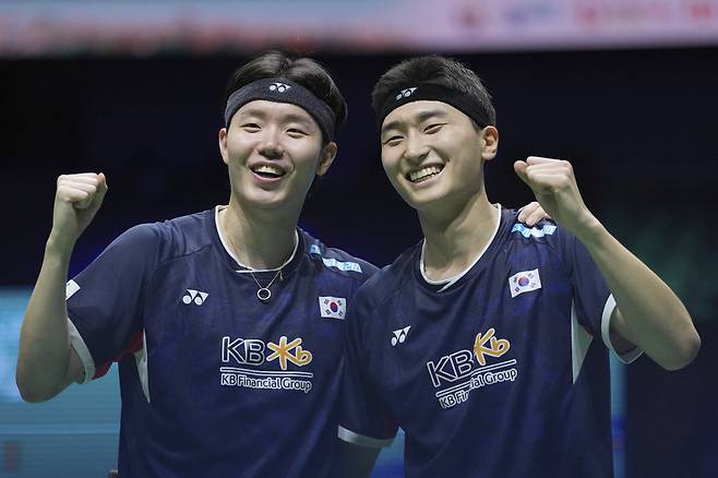 South Korea's Kim Won Ho, right, and Seo Seung Jae celebrate defeating India's Satwiksairaj Rankireddy and Chirag Shetty in their men's doubles badminton semifinal match at the Malaysia Open badminton tournament at Bukit Jalil Axiata Arena in Kuala Lumpur, Malaysia, Saturday, Jan. 11, 2025. (AP Photo/Kien Huo)<저작권자(c) 연합뉴스, 무단 전재-재배포, AI 학습 및 활용 금지>