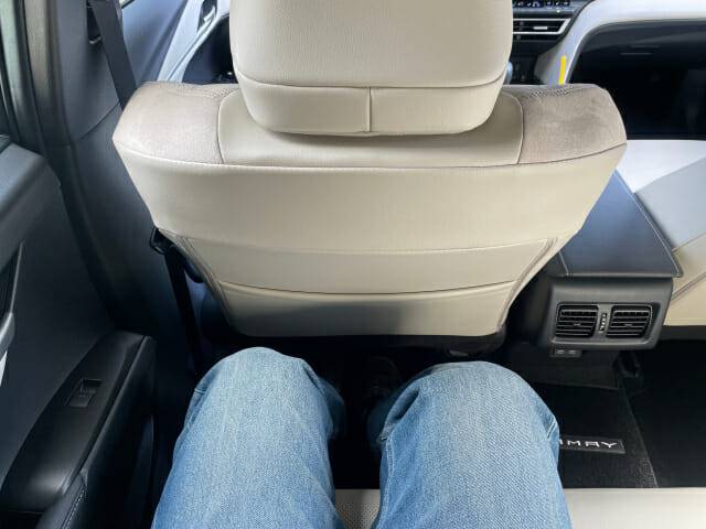 토요타 9세대 캠리 2025년형 뒷좌석에 앉은 모습. (사진=지디넷코리아)