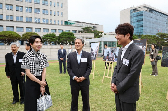 김건희 여사와 박찬욱 감독, 배우 송강호가 대화하고 있는 모습. 대통령실.