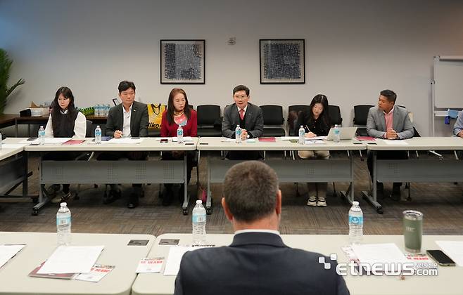 이상일 경기 용인시장(뒷줄 오른쪽 세 번째)이 9일(현재시간) 텍사스주 오스틴시에 있는 '광역오스틴시 아시안상공회의소' 관계자를 만나 협력방안을 논의했다.