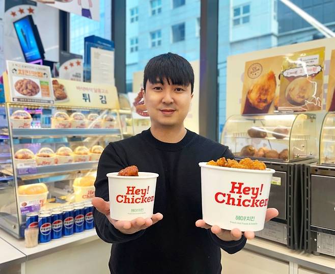 모델이 편의점 치킨을 소개하고 있다.