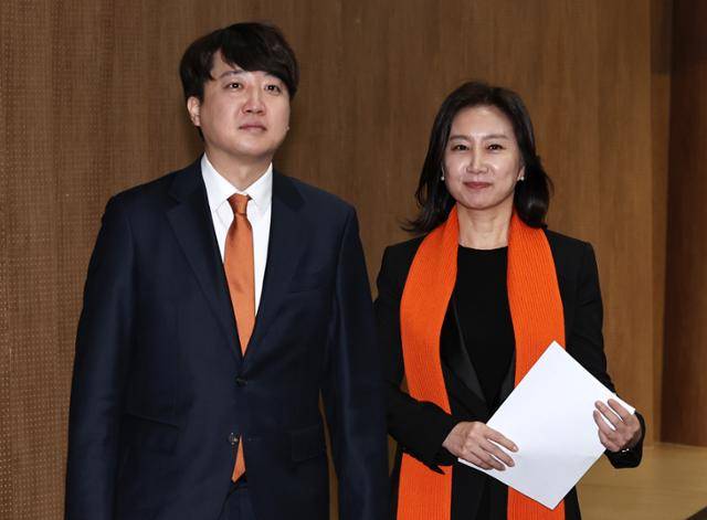 이준석(왼쪽) 개혁신당 의원과 허은아 대표가 지난해 1월 18일 오전 서울 여의도 국회 소통관에서 정강정책 기자회견을 마치고 회견장을 나서고 있다. 뉴스1