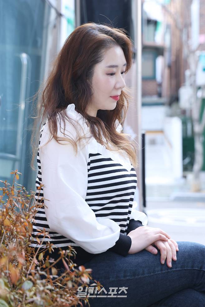 가수 겸 유튜버 오윤혜가 7일 오후 서울 마포구 서교동에서 진행된 일간스포츠와의 인터뷰에 앞서 포즈를 취하고 있다. 서병수 기자 qudtn@edaily.co.kr /2025.01.07/