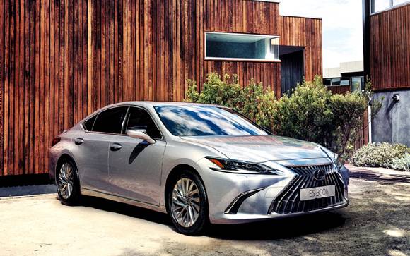 지난해 국내 수입차 판매 순위 6위(6558대)에 오른 렉서스의 하이브리드(HEV) 모델 ES300h. [사진=렉서스]