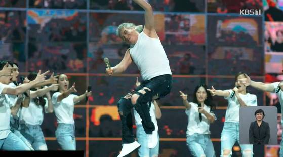 나훈아는 지난 2020년 KBS 추석 스페셜 ‘대한민국 어게인’ 무대에서 찢어진 청바지를 입고 퍼포먼스를 펼쳤다. 사진 KBS 캡처