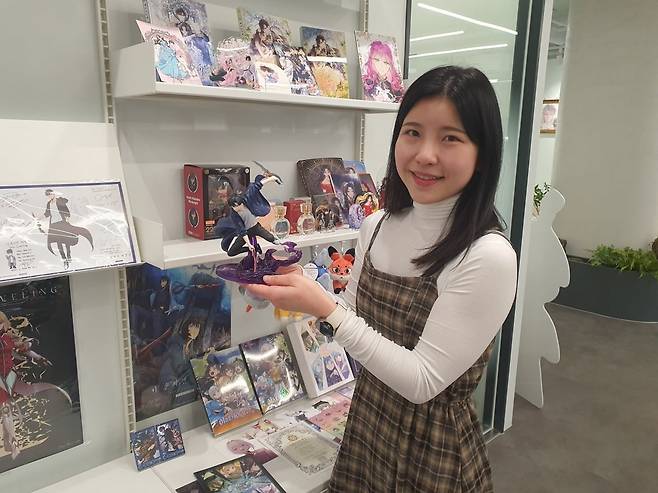 조하나 사원이 나혼자만레벨업 피규어를 보여주고 있다. 윤현주 기자