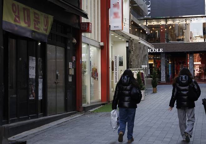 정국의 불안으로 올해 한국의 경제 성장에 대한 예측이 1% 후반으로 예측된다. 대내외 큰 벽에 부딪힌 한국 경제는 소비자들의 지갑 닫기로 이어져 내수 성장의 불확실을 부각해 일부 투자은행에서는 1% 초반에 이르는 경제 성장 예측을 하고 있다. 사진은 7일 서울 중구 명동 중심의 상점이 임대 안내를 붙이고 비어 있는 모습. 사진=연합뉴스