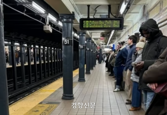 지난 6일 미국 뉴욕시의 한 지하철역에서 시민들이 벽에 바짝 붙어 지하철을 기다리고 있다. 출처/‘엑스’ 갈무리