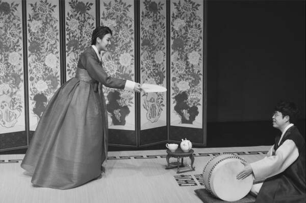 그녀에게 생애 마지막으로 부르고 싶은 곡을 묻자, 자신에게 소리의 길을 일러준 영화 ‘서편제’ 속 진도 아리랑을 불러보고 싶다고 말했다. 사진은 지난 2019년 권씨와 남편 김봉영 고수가 한 무대에 선 모습. 본인 제공