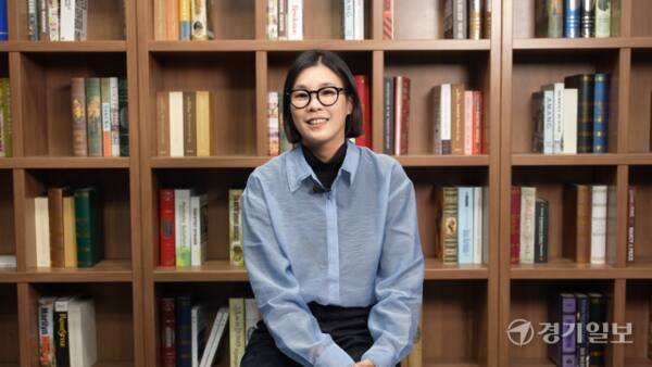 경기일보와의 인터뷰에 나선 권송희. 드라마 '정년이'의 주인공들이 뛰어난 실력을 갖기 위해 고군분투했던 것처럼 과거 '테크닉(기술)'의 완벽함을 추구하기 위해 노력했다던 그녀는 "이제는 '실수'에 대한 강박에서 벗어나 보다 편안하게 관겍과 호흡을 나누는 데 집중한다"고 말했다. 허수빈PD