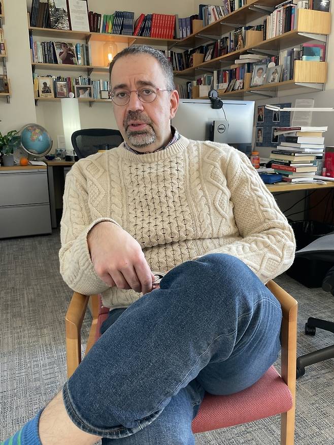 2024년 노벨 경제학상 수상자인 대런 애쓰모글루 미국 매사추세츠공대(MIT) 교수가 지난 8일(현지시간) MIT 연구실에서 매일경제신문과 단독 인터뷰를 하고 있다. [케임브리지(미국) = 윤원섭 특파원]