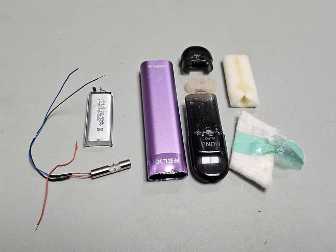 분해된 일회용 전자담배 부품. 김광우 기자.