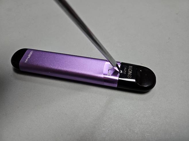 일회용 전자담배를 송곳과 망치로 분해하고 있는 모습. 김광우 기자.