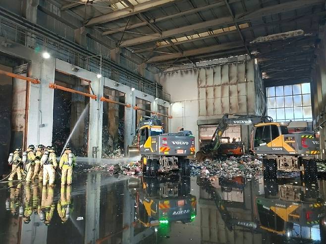 2023년 2월 경북 안동의 한 생활폐기물 처리 시설에서 발생한 화재 현장. 화재 원인은 폐배터리인 것으로 추정됐다.[경북소방본부 제공]