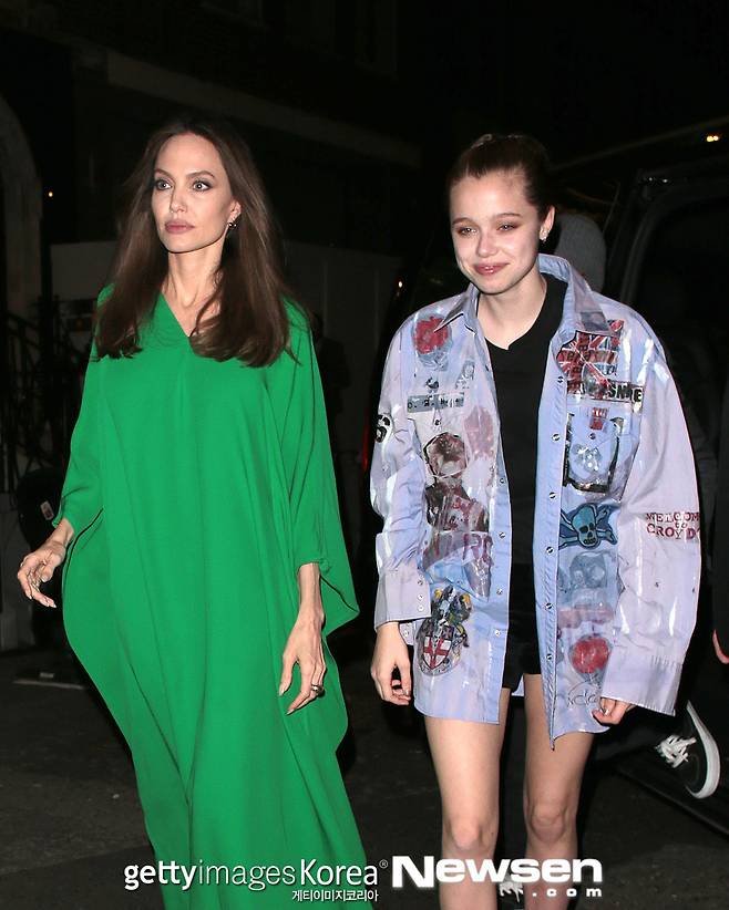 왼쪽부터 안젤리나 졸리, 샤일로 졸리/게티이미지 제공